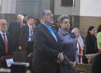 El presidente Bernardo Arévalo, su esposa y su equipo de gobierno estuvieron en la misa celebrada en la Catedral Metropolitana. Foto: José Orozco/La Hora
