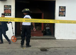 Los Bomberos Voluntarios y el Ministerio Público atienden un ataque armando en el país. Foto: Bomberos Voluntarios