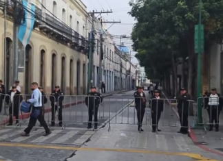 Agentes de la Policía Nacional Civil (PNC) cierran el paso en la 8a avenida y 9a calle de la zona 1 frente al Congreso. Foto: Captura de pantalla