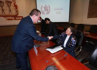 El presidente, Bernardo Arévalo, saluda a la Fiscal General, María Consuelo Porras, quien acudió a la reunión del Consejo de Ministros.