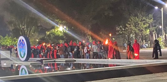 La noche del viernes 26 de enero, un grupo de encapuchados atacó a varias personas en el edificio S2 de la Facultad de Ciencias Jurídicas de la Usac. Foto: Redes sociales/La Hora