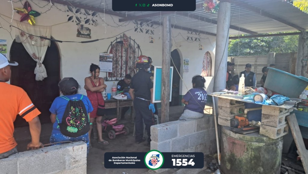 En Masagua, los Bomberos Municipales Departamentales atendieron el llamado porque dentro de una vivienda de la aldea Cuyuta había una persona fallecida.Foto: Bomberos Departamentales/La Hora