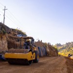 Maquinaria contratada por Covial hace trabajos en la ruta Interamericana. Foto: Covial/La Hora