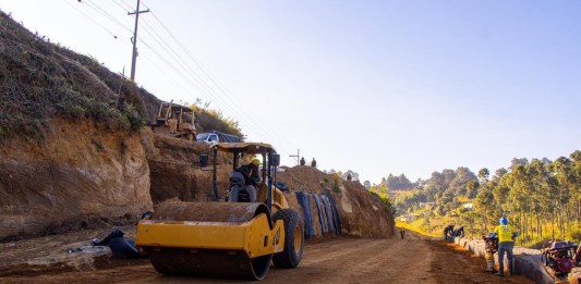 Maquinaria contratada por Covial hace trabajos en la ruta Interamericana. Foto: Covial/La Hora