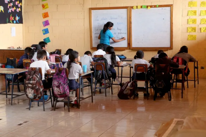 Las becas están dirigidas para maestros de secundaria, especialmente del área rural. Foto / La Hora