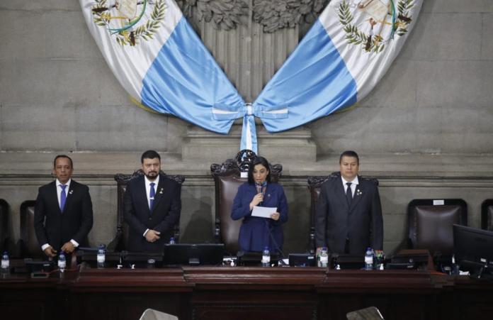 Sesión Solemne estaba programada para finalizar a la 13:00 p.m. de este 14 de enero, los diputados aún continúan en la acreditación de los congresistas electos para la X Legislatura. Foto: Congreso de la República