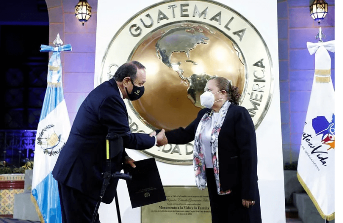 El expresidente Alejandro Giammattei y la fiscal general María Consuelo Porras. 