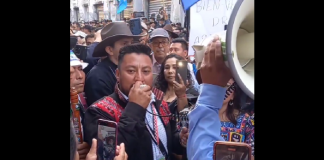 Un líder indígena habla a los manifestantes, luego de que se registraran conatos de conflictos en las afueras del Congreso. Foto / X.