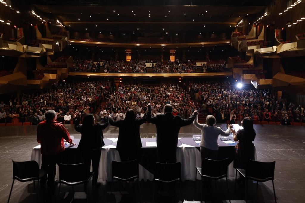 Acevedo y Giammattei estuvieron en la mesa principal del acto, junto a otros funcionarios del gobierno saliente.