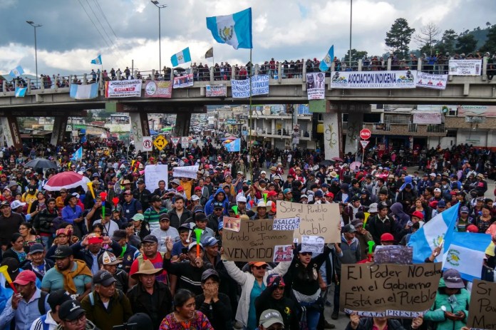 Guatemala tuvo un convulso 2023, principalmente por los intentos del Ministerio Público de anular las elecciones. En la imagen, una protesta a inicios de octubre, en Cuatro Caminos, Totonicapán.