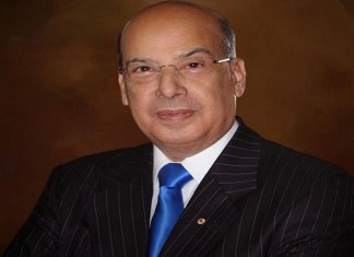 Sir Ronald Sanders es Embajador de Antigua y Barbuda ante los Estados Unidos y la Organización de Estados Americanos. También es miembro principal del Instituto de Estudios de la Commonwealth de la Universidad de Londres y del Massey College de la Universidad de Toronto.