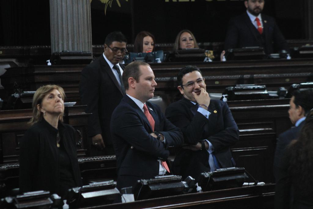El diputado Samuel Pérez cabildeaba con los diputados de distintas bancadas durante la plenaria de este 25 de enero.