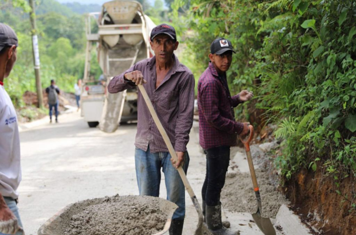 Hombres trabajando en mejoramiento de San Pedro Carcha Alta Verapaz en un mejoramiento de camino rural.Foto AGN / Gobernación Departamental/La Hora
