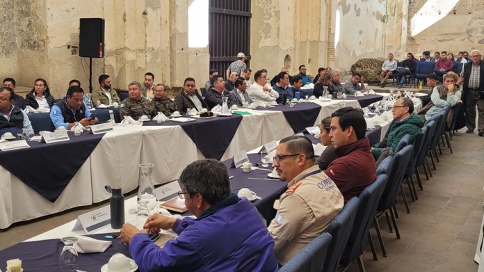 Reunión del CODEDE de Sacatepéquez, donde no llegó el delegado de SEGEPLAN, a la cita del pasado jueves. Foto TV IXMULEU/La Hora