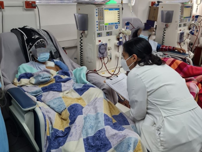Personal de UNAERC atiende a un paciente que se practica una hemodiálisis.