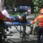 Bomberos municipales informaron que trasladaron a varios estudiantes a hospitales de la capital, luego de la trifulca. Foto CBM