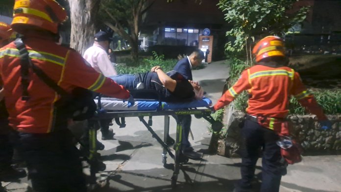 Bomberos municipales informaron que trasladaron a varios estudiantes a hospitales de la capital, luego de la trifulca. Foto CBM