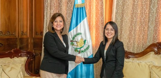 La vicepresidenta Karin Herrera juramentó a Mónica Mazariegos como Subsecretaria contra la Violencia Sexual, Explotación y Trata de Personas. Foto: AGN/La Hora