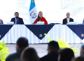 La Ministra de Educación, Anabella Giracca (centro) junto a sus viceministros. (Foto: Ministerio de Ecuación)