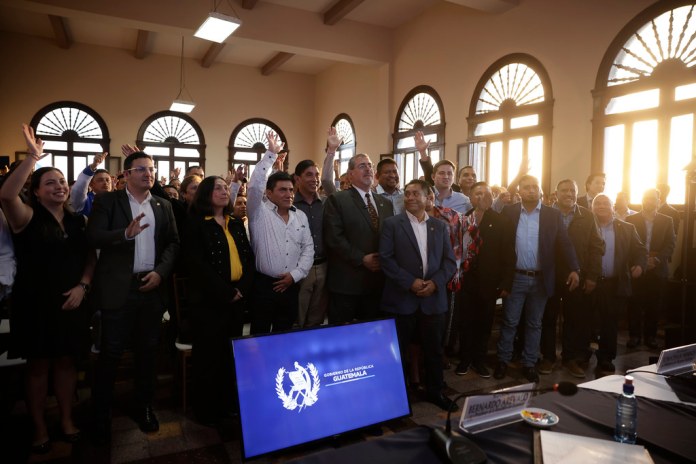 En reunión con alcaldes, el Presidente Bernardo Arévalo anunció que el proceso de elección de Gobernadores Departamentales será abierto al público.