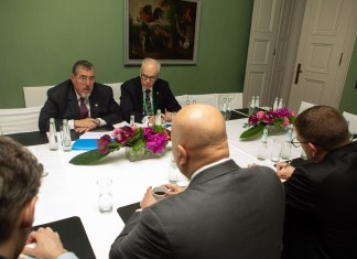 El presidente Bernardo Arévalo en una de las reuniones sostenidas en su gira por Europa.
