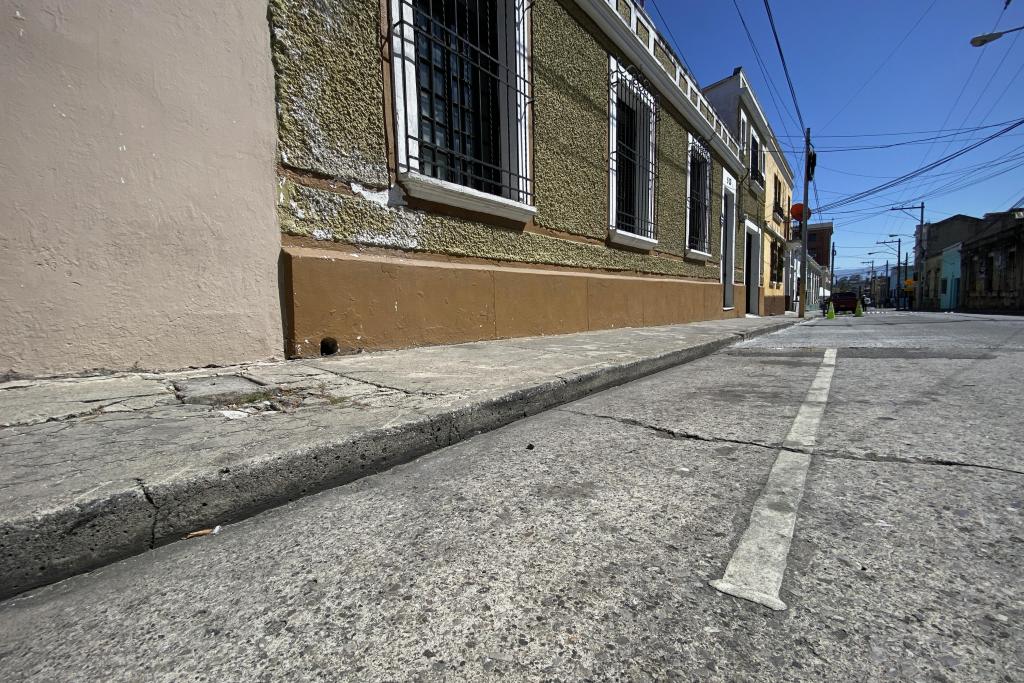 Se establecieron horarios y tarifas para el uso de parqueo en las vías públicas por disposición de la Municipalidad de Guatemala. Foto: José Orozco