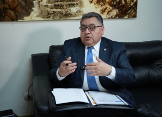 Eduardo Antonio Escobedo, viceministro de Asuntos consulares y atención al migrante, confía en que los servicios para los guatemaltecos en el exterior mejorarán. Foto: MINEX/La Hora