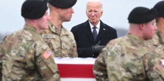 El presidente estadounidense Joe Biden asiste al traslado digno de los restos de tres miembros del servicio estadounidense muertos en el ataque con aviones no tripulados al puesto militar estadounidense en Jordania, en la Base de la Fuerza Aérea de Dover, en Dover, Delaware, el 2 de febrero de 2024.