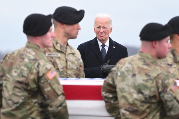 El presidente estadounidense Joe Biden asiste al traslado digno de los restos de tres miembros del servicio estadounidense muertos en el ataque con aviones no tripulados al puesto militar estadounidense en Jordania, en la Base de la Fuerza Aérea de Dover, en Dover, Delaware, el 2 de febrero de 2024.