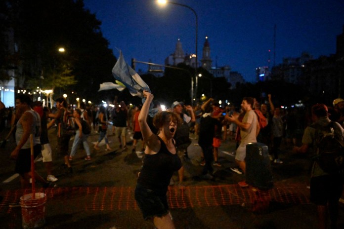 Los legisladores argentinos dieron el viernes un primer paso hacia la aprobación del amplio paquete de reformas económicas, sociales y políticas del presidente Javier Milei, que ha provocado airadas protestas de la oposición.