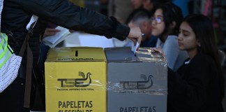 Salvadoreños participan este día en las elecciones generales.
