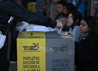 Salvadoreños participan este día en las elecciones generales.