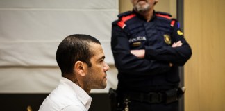 Los fiscales piden una pena de nueve años de prisión, seguida de 10 años de libertad condicional. También le piden que pague 150.000 euros (162.000 dólares) en concepto de indemnización a la mujer. Foto de Jordi BORRAS / PISCINA / AFP