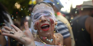 Se organiza el grupo de carnaval callejero "Loucura Suburbana" por trabajadores y pacientes del Hospital Psiquiátrico Municipal de Nise da Silveira. El desfile comienza dentro del hospital y recorre las calles del barrio. (Foto de MAURO PIMENTEL/AFP)