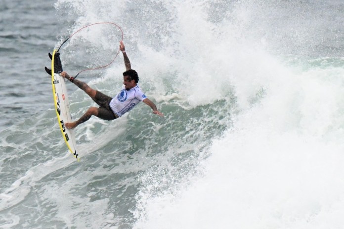 ARCHIVO - El surfista brasileño Filipe Toledo monta una ola durante los ISA World Surfing Games 2023. El surfista brasileño Filipe Toledo, actual dos veces campeón mundial, anunció una pausa en su carrera para cuidar su 