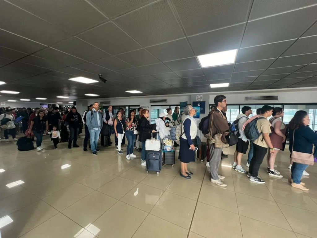 A la fecha persisten los nailon negros en el Aeropuerto, lo que le da una mala imagen. Foto: Cortesía/La Hora