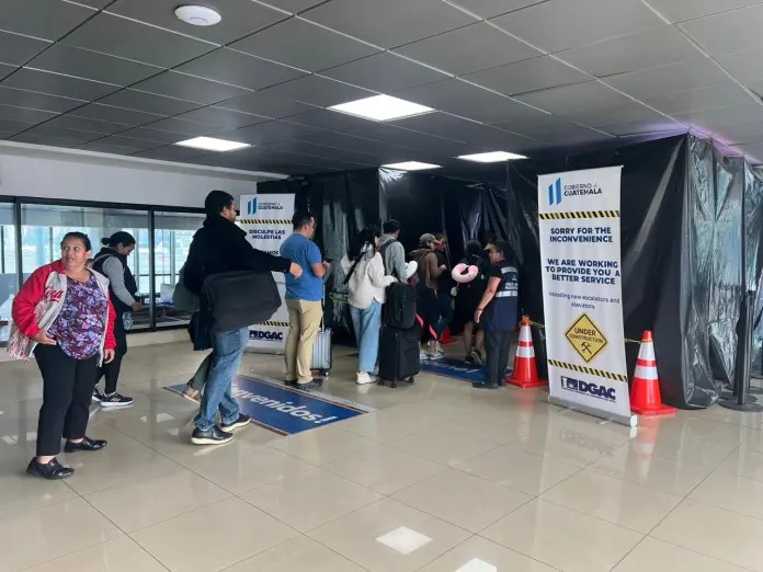 A la fecha persisten los nailon negros en el Aeropuerto, lo que le da una mala imagen. Foto: Cortesía/La Hora