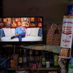 Una pantalla muestra un anuncio de campaña del presidente del presidente de El Salvador, Nayib Bukele, que se presenta a la reelección en el mercado de Santa Tecla, El Salvador, el miércoles 31 de enero de 2024. Las elecciones presidenciales se celebrarán el domingo 4 de febrero. (AP Foto/Moisés Castillo)