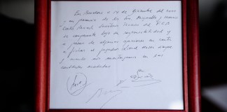 ARCHIVO - Foto del 5 de enero del 2012, una copa de la servilleta en donde firmaron el primer contrato informal de Lionel Messi es exhibida en Barcelona. Foto: Manu Fernandez-AP/La Hora