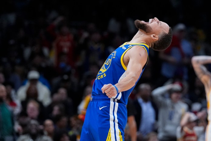 El escolta de los Warriors de Golden State, Stephen Curry, reacciona después de anotar en la segunda mitad del partido de baloncesto de la NBA contra los Hawks de Atlanta, el sábado 3 de febrero de 2024, en Atlanta. (AP Foto/John Bazemore)