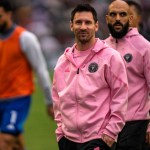 Lionel Messi del Inter Miami tras el primer tiempo del partido amistoso contra Hong Kong, el domingo 4 de febrero de 2024. Los aficionados se decepcionaron debido a que Lionel Messi no jugó. Foto: Louise Delmotte-AP/La Hora