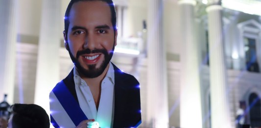 Archivo-Seguidores con una figura del presidente Nayib Bukele, que aspira a la reelección, se reúnen para celebrar los resultados de las elecciones generales en la plaza Gerardo Barrios en el centro de San Salvador, El Salvador, el domingo 4 de febrero de 2024. Foto: Salvador Meléndez-AP/La Hora