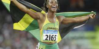 ARCHIVO - Shelly-Ann Fraser celebra con la bandera de Jamaica tras ganar los 100 metros femeninos de los Juegos Olímpicos de Beijing, 2008. Foto: Anja Niedringhaus-AP/La Hora