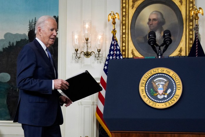 El presidente Joe Biden llega para hablar en la Sala de Recepción Diplomática de la Casa Blanca, el jueves 8 de febrero de 2024, en Washington. (Foto AP/Evan Vucci)