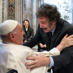 En esta imagen difundida por Vatican Media, el presidente de Argentina, Javier Milei, a la derecha, saluda al papa Francisco en una misa de canonización de la primera santa argentina, María Antonia de Paz y Figueroa, también conocida como "Mama Antula", presidida por el papa en la Basílica de San Pedro del Vaticano, el domingo 11 de febrero de 2024. En el centro se ve a la ministra argentina de Exteriores, Diana Mondino. (Vatican Media via AP, HO)