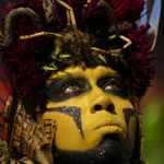 Un artista de la escuela de samba Salgueiro actúa durante las celebraciones del Carnaval en el Sambódromo en Río de Janeiro, Brasil, el lunes 12 de febrero de 2024. Foto:Silvia Izquierdo-AP/La Hora