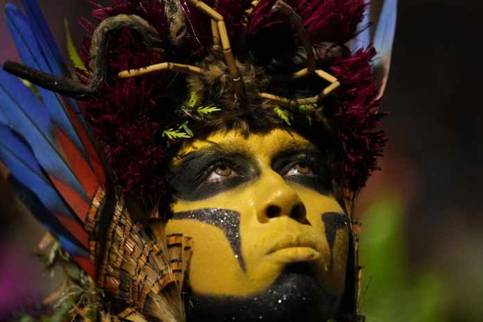 Un artista de la escuela de samba Salgueiro actúa durante las celebraciones del Carnaval en el Sambódromo en Río de Janeiro, Brasil, el lunes 12 de febrero de 2024. Foto:Silvia Izquierdo-AP/La Hora