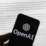 El logotipo de OpenAI se ve en un teléfono celular frente a una pantalla de computadora que muestra un resultado de ChatGPT. Foto La Hora: ChatGPT