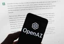 El logotipo de OpenAI se ve en un teléfono celular frente a una pantalla de computadora que muestra un resultado de ChatGPT. Foto La Hora: ChatGPT