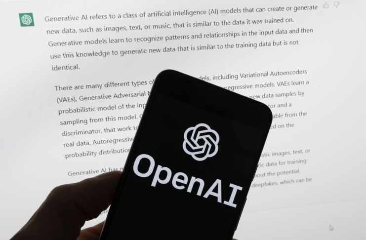 El logotipo de OpenAI se ve en un teléfono celular frente a una pantalla de computadora que muestra un resultado de ChatGPT. Foto La Hora: ChatGPT